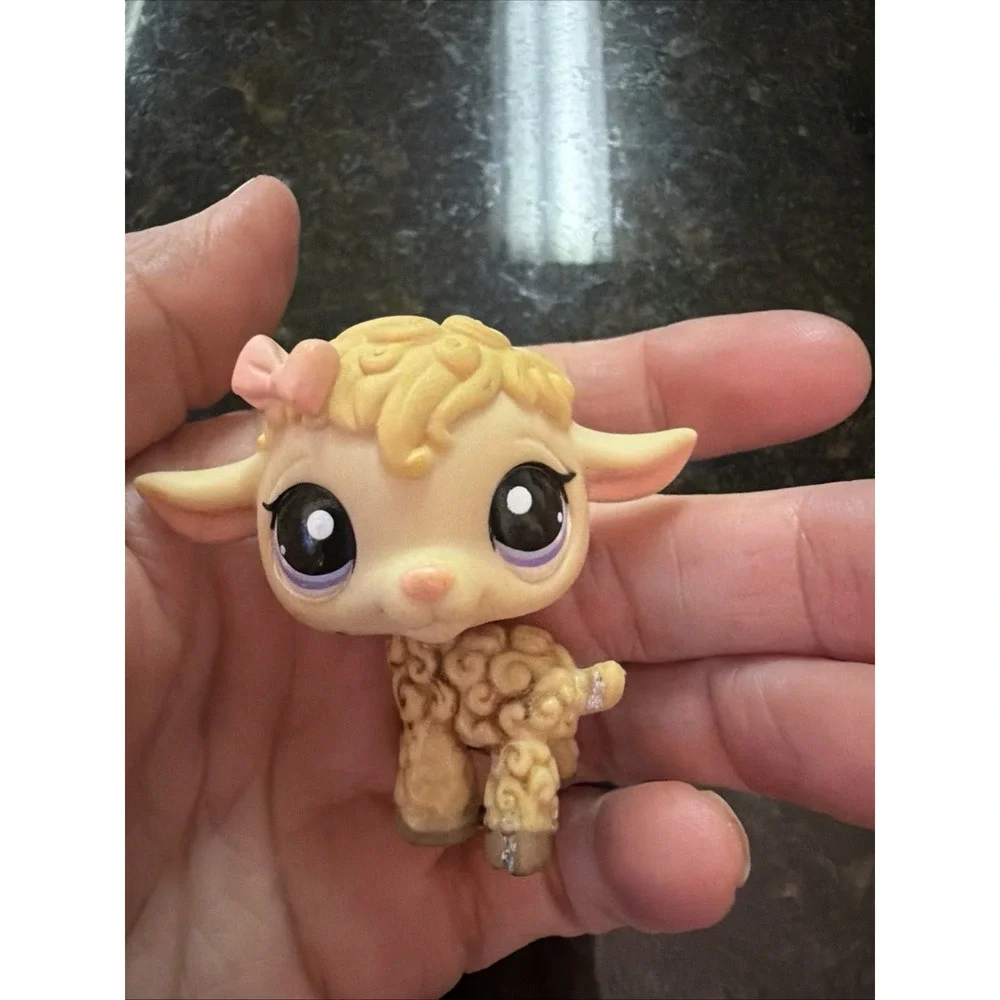 Littlest Pet Shop Lamb #1003, a Generation 2 figure released by Hasbro in 2009
